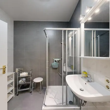 Villa Strandblick In Binz, Fewo Direkt Am Strand Mit Balkon Und Seitlichem Meerblick Apartmán