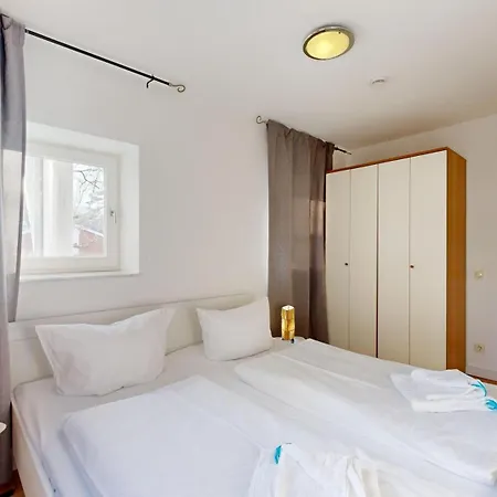 Strandblick In Binz, Fewos Direkt Am Mit Balkon Und Teilweise Mit Meerblick Apartment