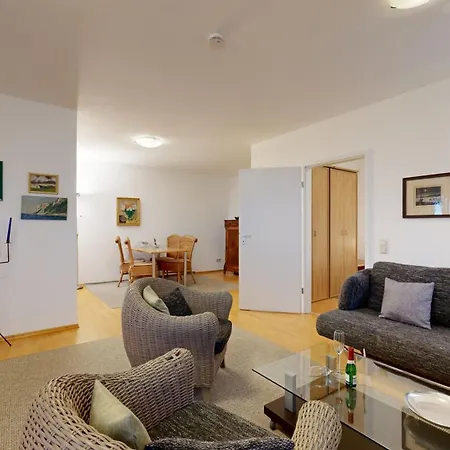 Strandblick In Binz, Fewos Direkt Am Mit Balkon Und Teilweise Mit Meerblick Apartment *