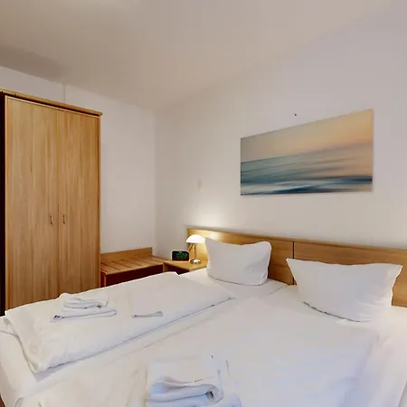 Strandblick In Binz, Fewos Direkt Am Mit Balkon Und Teilweise Mit Meerblick Apartment *