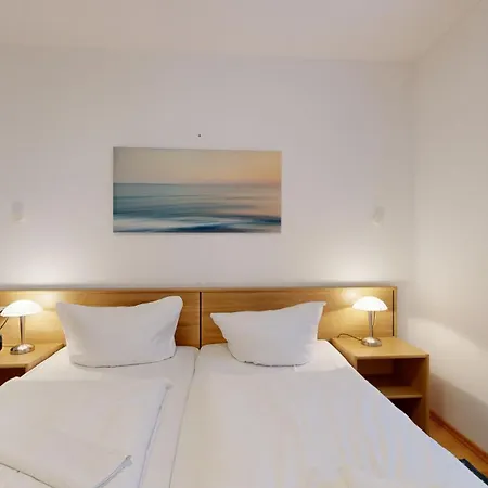Strandblick In Binz, Fewos Direkt Am Mit Balkon Und Teilweise Mit Meerblick Apartment Binz
