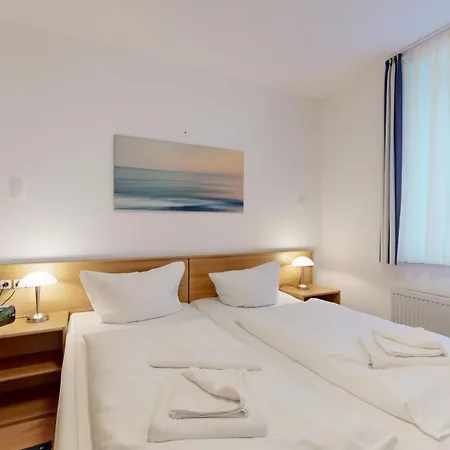 Strandblick In Binz, Fewos Direkt Am Mit Balkon Und Teilweise Mit Meerblick Apartment