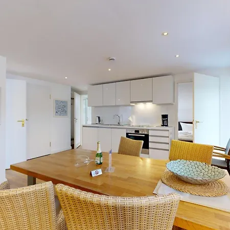 Villa Strandblick In Binz, Fewo Direkt Am Strand Mit Balkon Und Seitlichem Meerblick Apartmán Binz