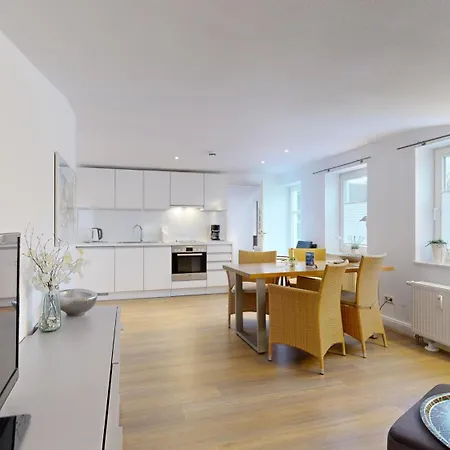 Villa Strandblick In Binz, Fewo Direkt Am Strand Mit Balkon Und Seitlichem Meerblick Binz