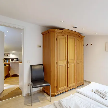 Villa Strandblick In Binz, Fewo Direkt Am Strand Mit Balkon Und Seitlichem Meerblick