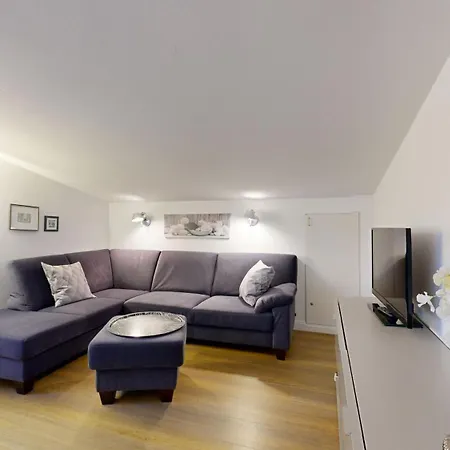 Villa Strandblick In Binz, Fewo Direkt Am Strand Mit Balkon Und Seitlichem Meerblick Binz