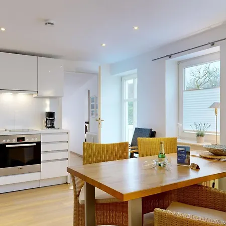 Apartmán Villa Strandblick In Binz, Fewo Direkt Am Strand Mit Balkon Und Seitlichem Meerblick