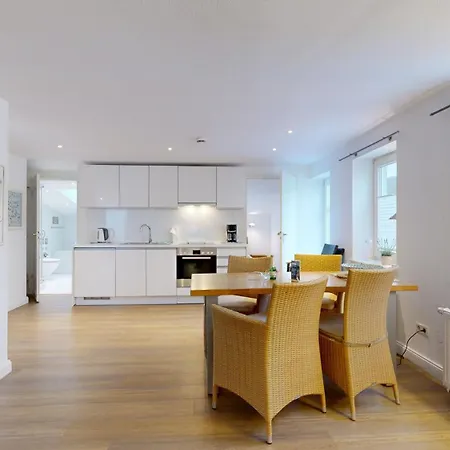 Villa Strandblick In Binz, Fewo Direkt Am Strand Mit Balkon Und Seitlichem Meerblick Apartamento *