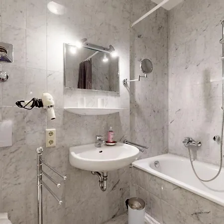 Villa Strandblick In Binz, Fewo Direkt Am Strand Mit Balkon Und Seitlichem Meerblick Apartmán