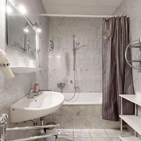 Villa Strandblick In Binz, Fewo Direkt Am Strand Mit Balkon Und Seitlichem Meerblick