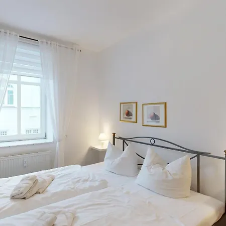 Villa Strandblick In Binz, Fewo Direkt Am Strand Mit Balkon Und Seitlichem Meerblick Binz