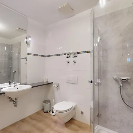 Villa Strandblick In Binz, Fewo Direkt Am Strand Mit Balkon Und Seitlichem Meerblick Apartamento