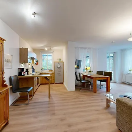 Apartmán Villa Strandblick In Binz, Fewo Direkt Am Strand Mit Balkon Und Seitlichem Meerblick