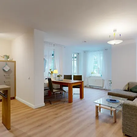 Villa Strandblick In Binz, Fewo Direkt Am Strand Mit Balkon Und Seitlichem Meerblick Apartmán