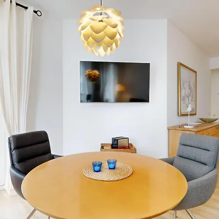 Strandblick In Binz, Fewos Direkt Am Mit Balkon Und Teilweise Mit Meerblick Apartment *